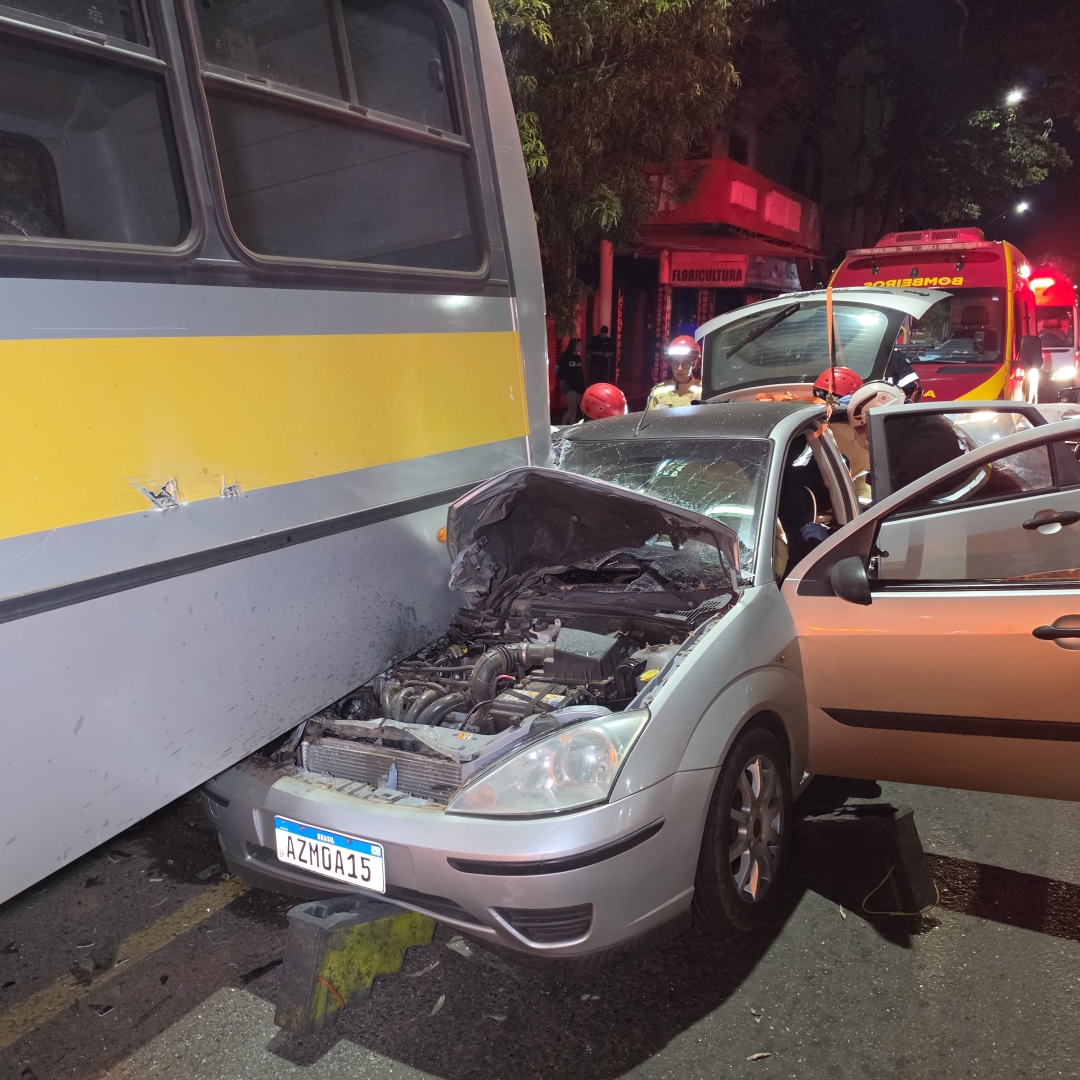 Grave acidente deixa carro debaixo de ônibus e mobiliza equipes de resgate em Maringá