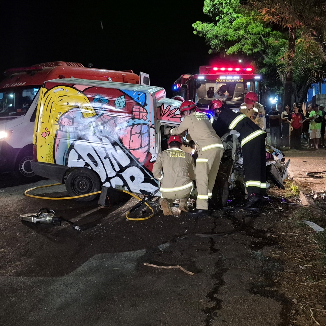 Motorista fica preso às ferragens após Fiorino bater violentamente contra árvore em Maringá