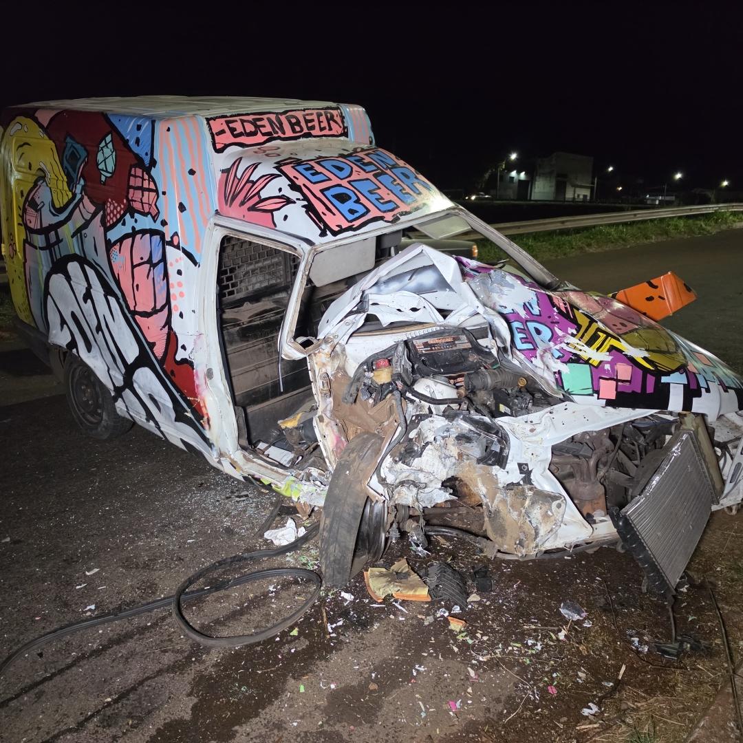 Motorista fica preso às ferragens após Fiorino bater violentamente contra árvore em Maringá