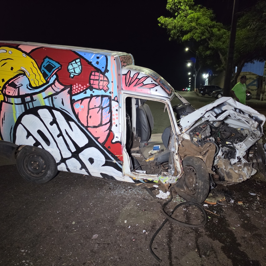 Motorista fica preso às ferragens após Fiorino bater violentamente contra árvore em Maringá