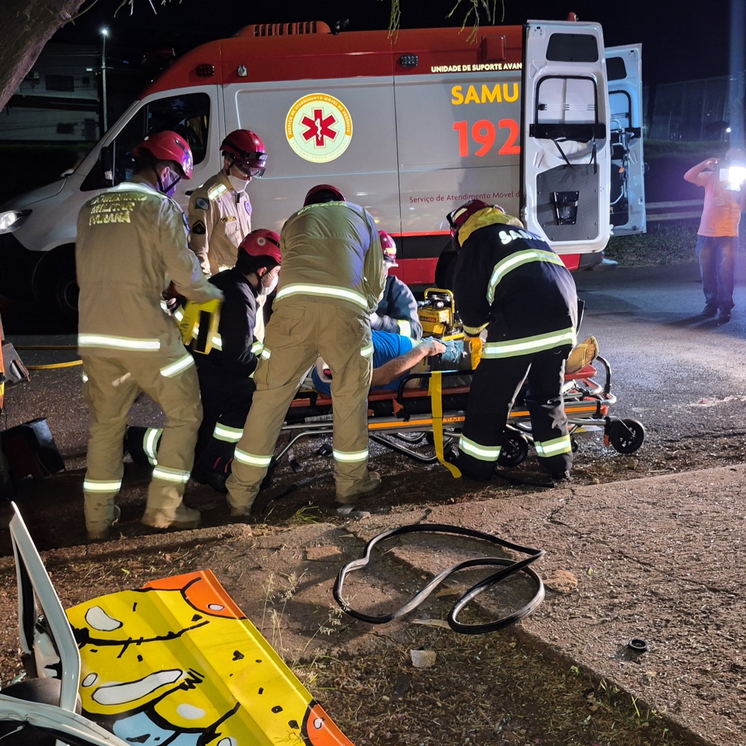 Motorista fica preso às ferragens após Fiorino bater violentamente contra árvore em Maringá