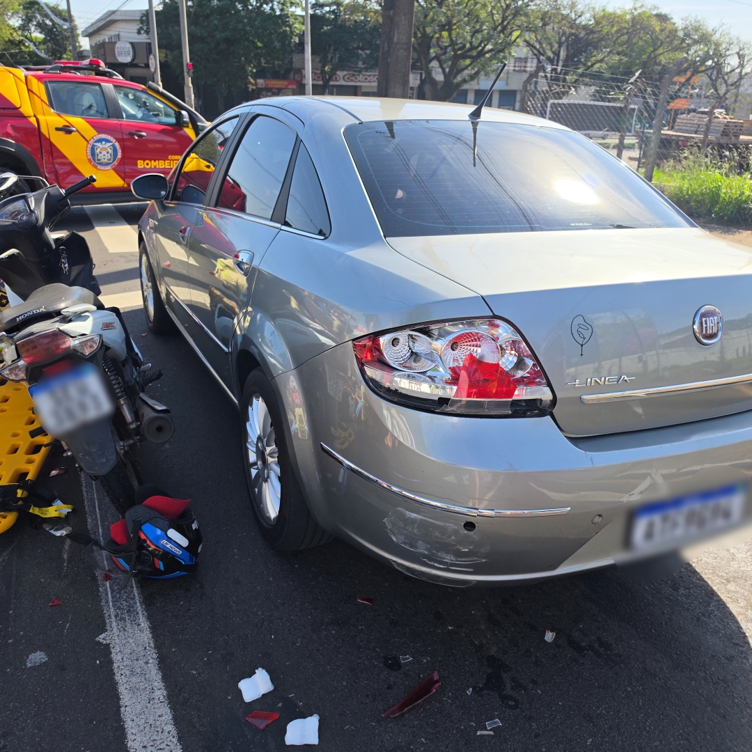Motociclista sofre fratura e perde dedo após Biz bater na traseira de carro em Maringá