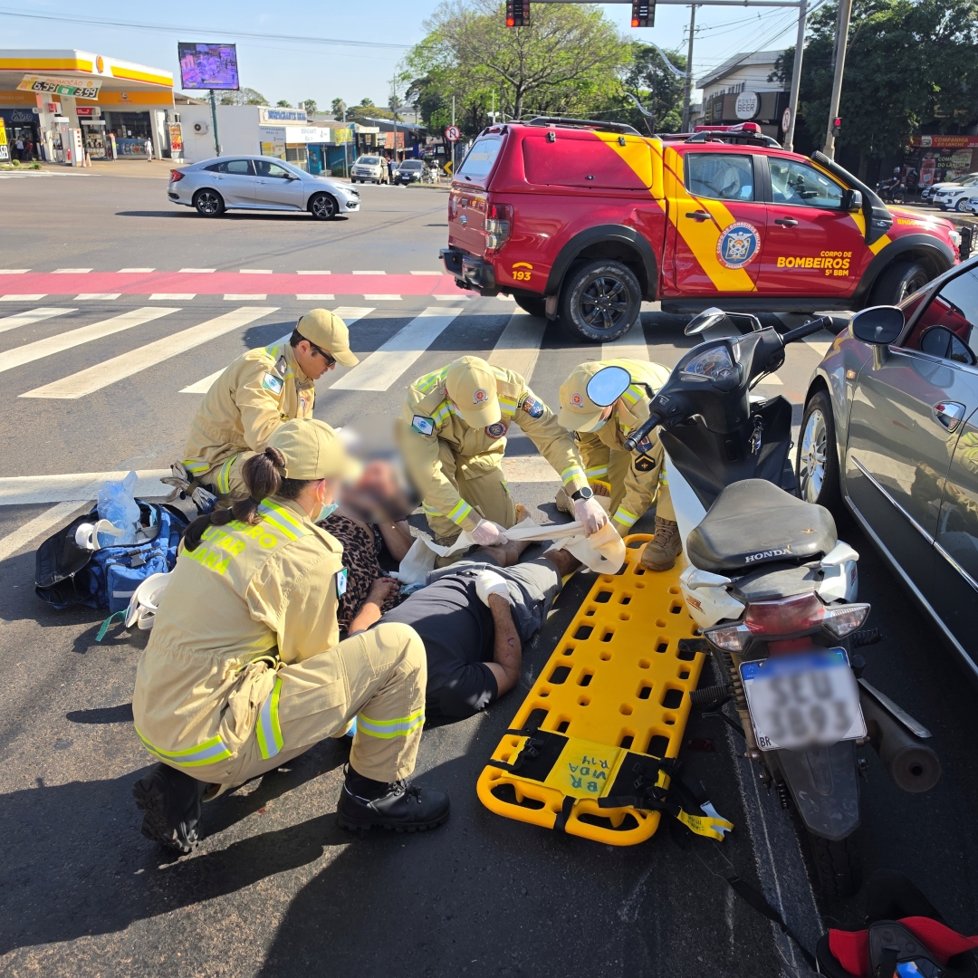 Motociclista sofre fratura e perde dedo após Biz bater na traseira de carro em Maringá