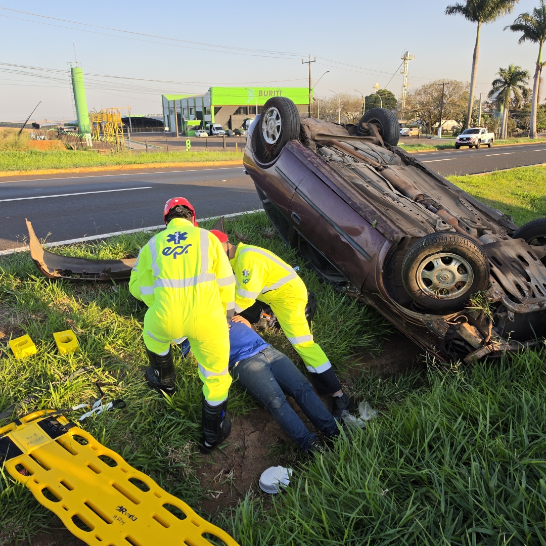Automóvel capota após pneu estourar na PR-317; motorista fica ferido
