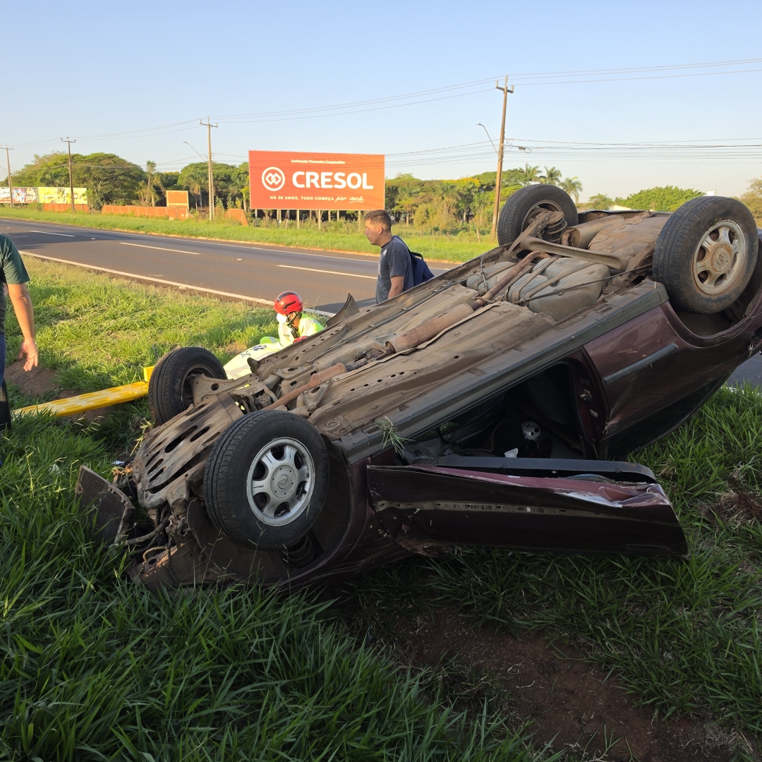 Automóvel capota após pneu estourar na PR-317; motorista fica ferido