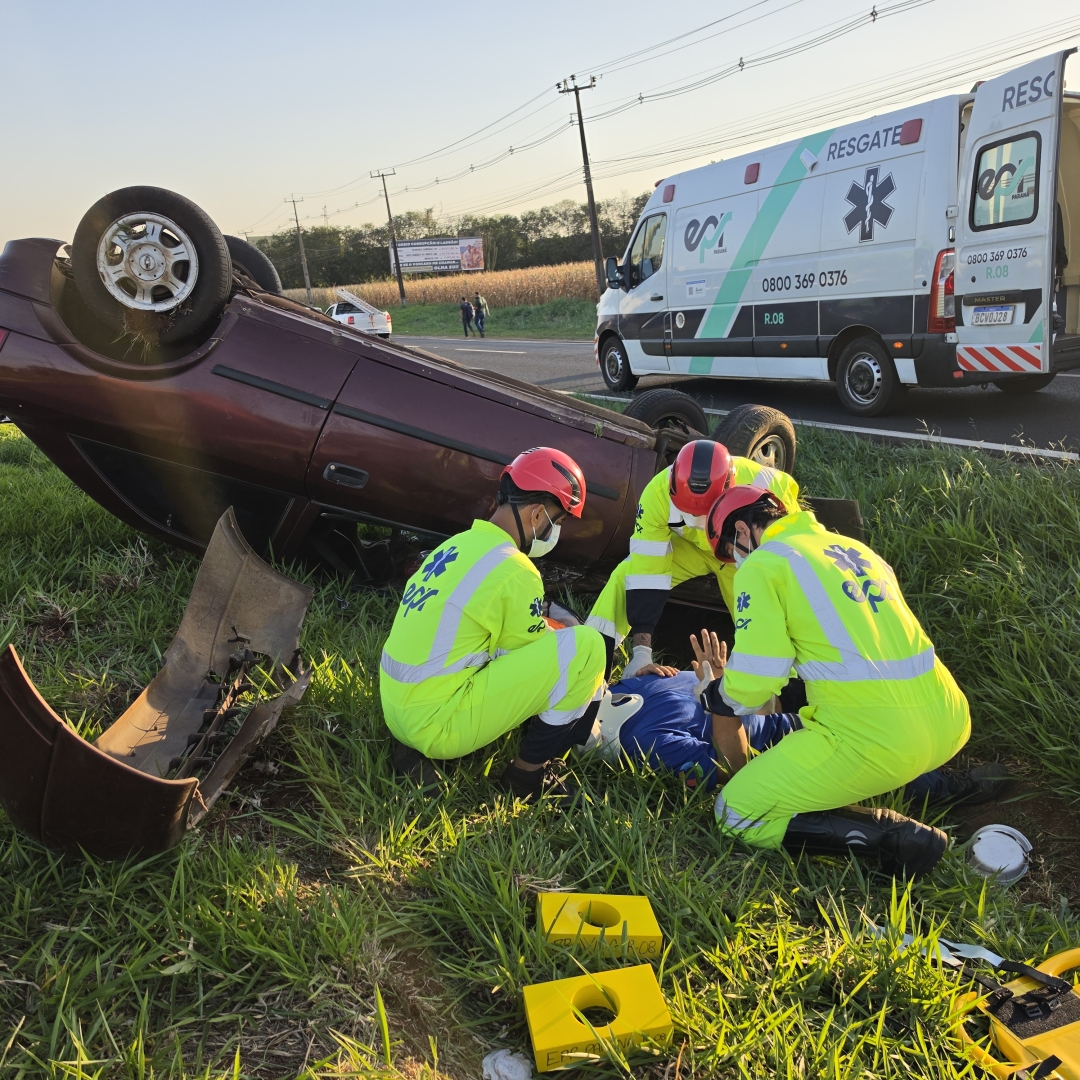 Automóvel capota após pneu estourar na PR-317; motorista fica ferido