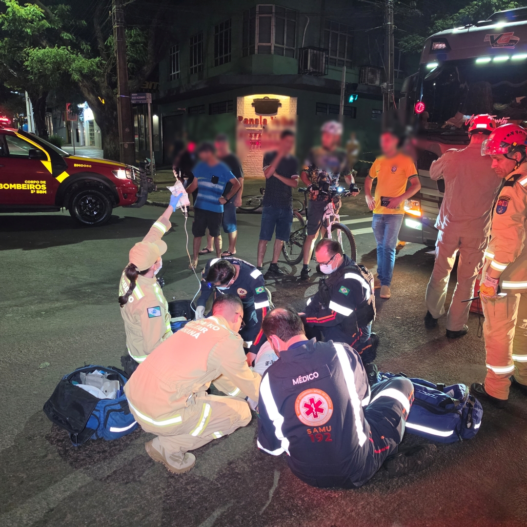 Ciclista sofre trauma de crânio em acidente no mesmo cruzamento onde jovem de 18 anos morreu
