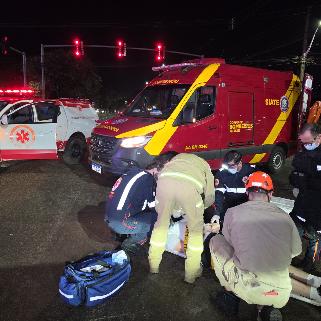 Ciclista sofre trauma de crânio em acidente no mesmo cruzamento onde jovem de 18 anos morreu
