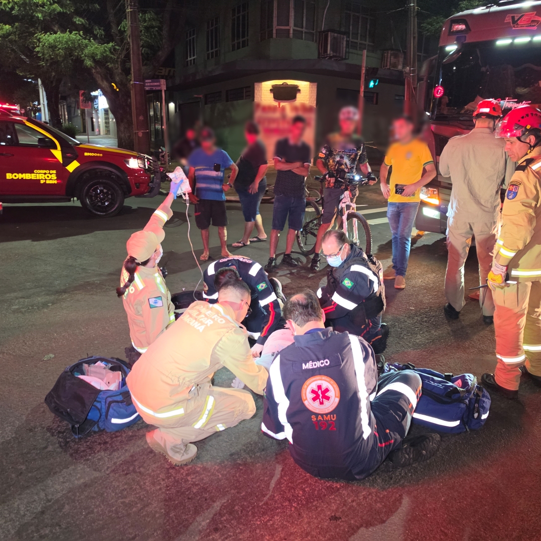 Ciclista sofre trauma de crânio em acidente no mesmo cruzamento onde jovem de 18 anos morreu