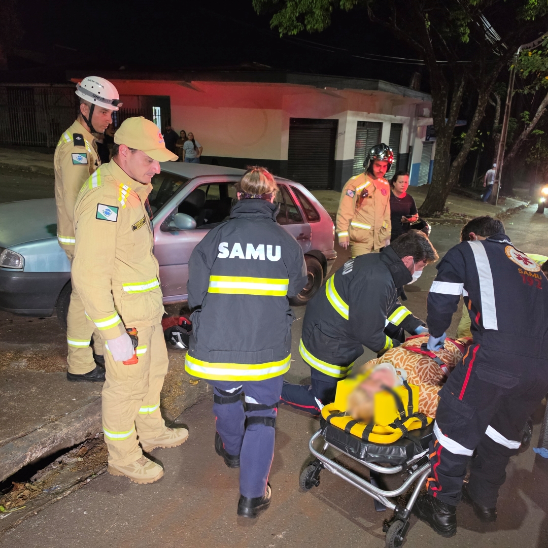 Motociclista tenta encurtar caminho pelo canteiro da Avenida Tuiuti e é atingida por carro