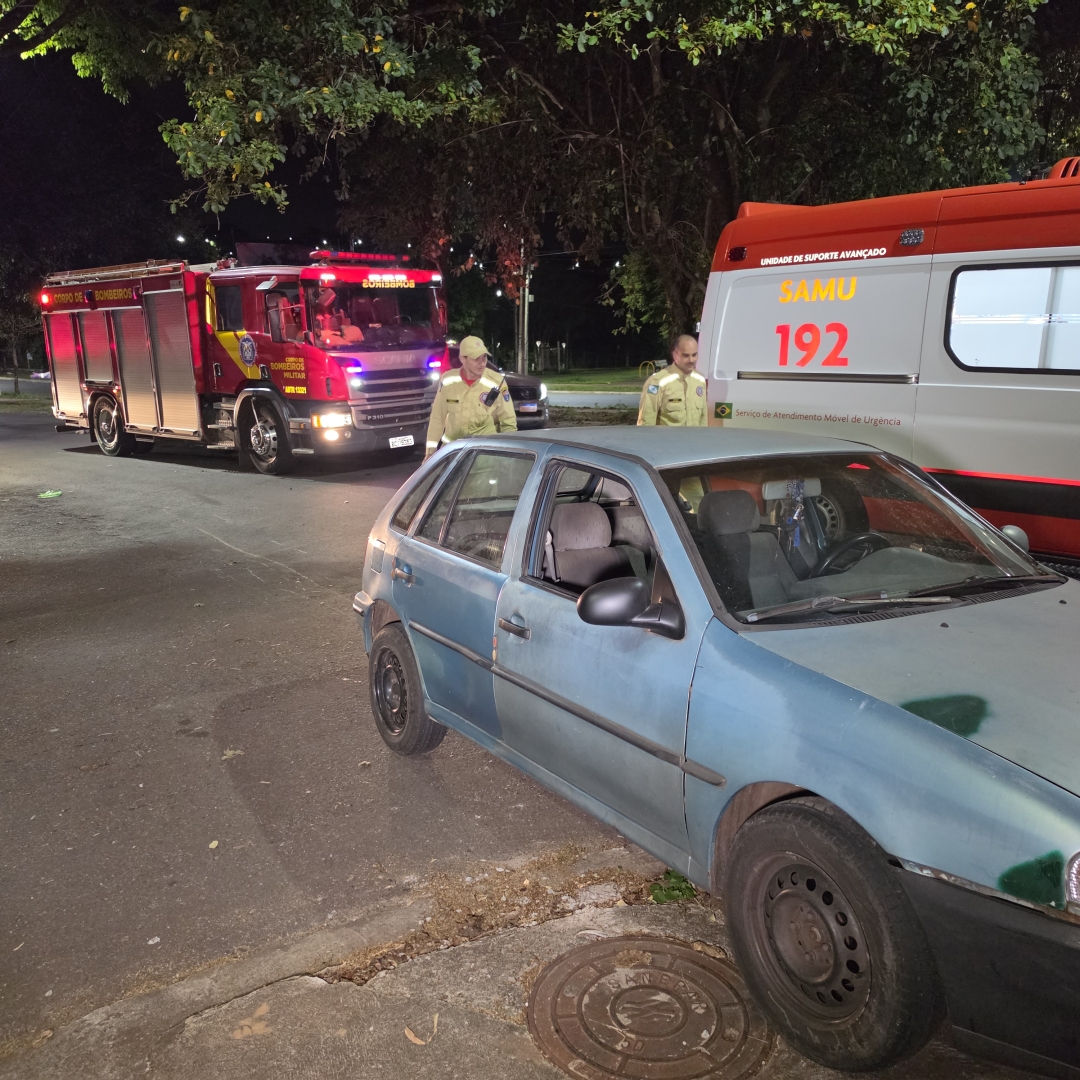 Motociclista tenta encurtar caminho pelo canteiro da Avenida Tuiuti e é atingida por carro