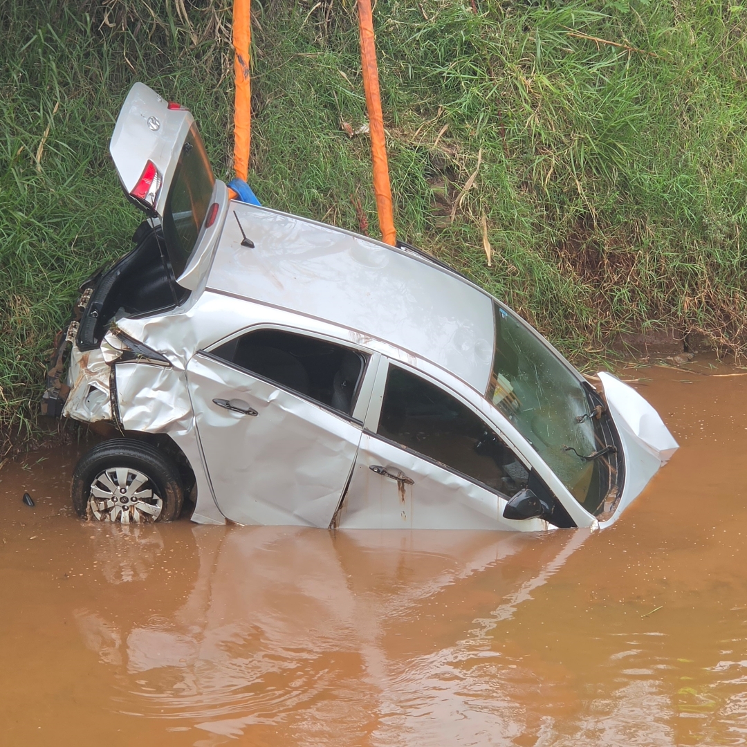 Tragédia na madrugada: três mulheres são encontradas mortas dentro de carro submerso