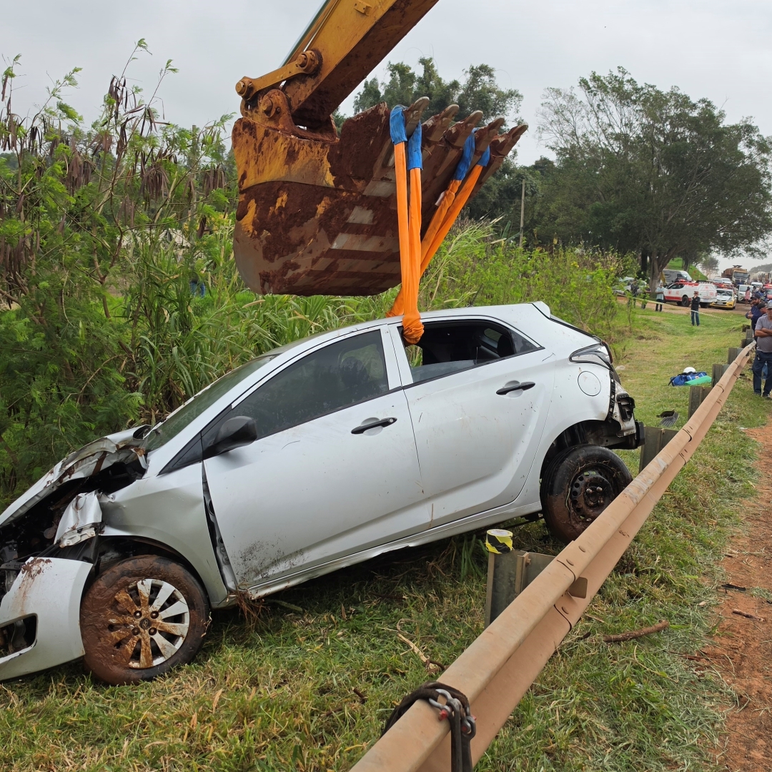 Tragédia na madrugada: três mulheres são encontradas mortas dentro de carro submerso