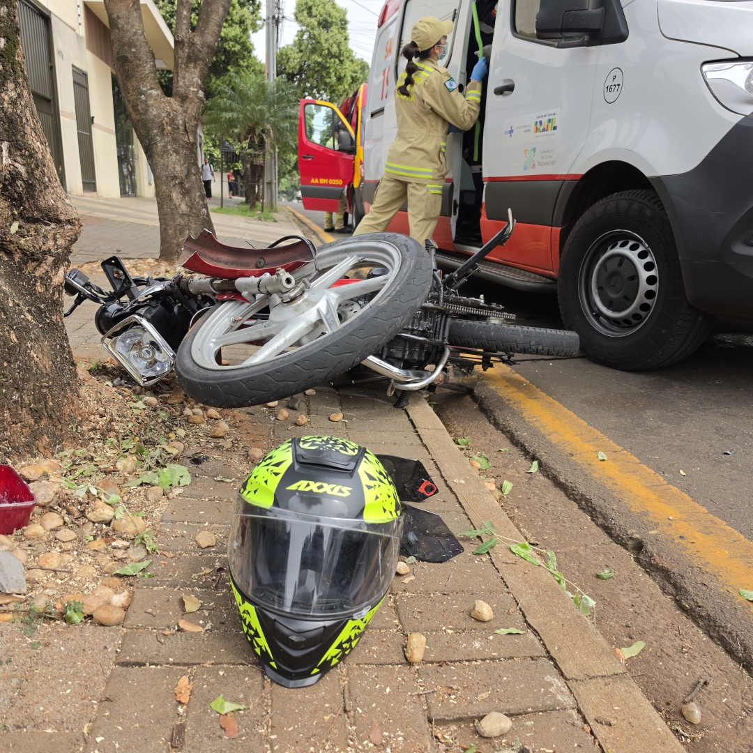 Moto bate contra árvore e deixa duas pessoas feridas; piloto sofreu fratura exposta