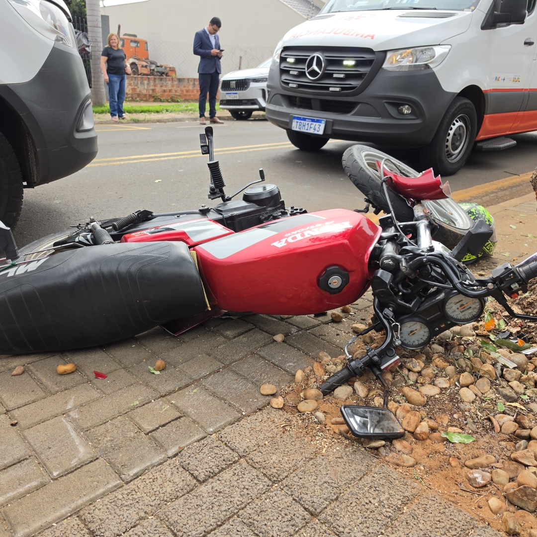 Moto bate contra árvore e deixa duas pessoas feridas; piloto sofreu fratura exposta