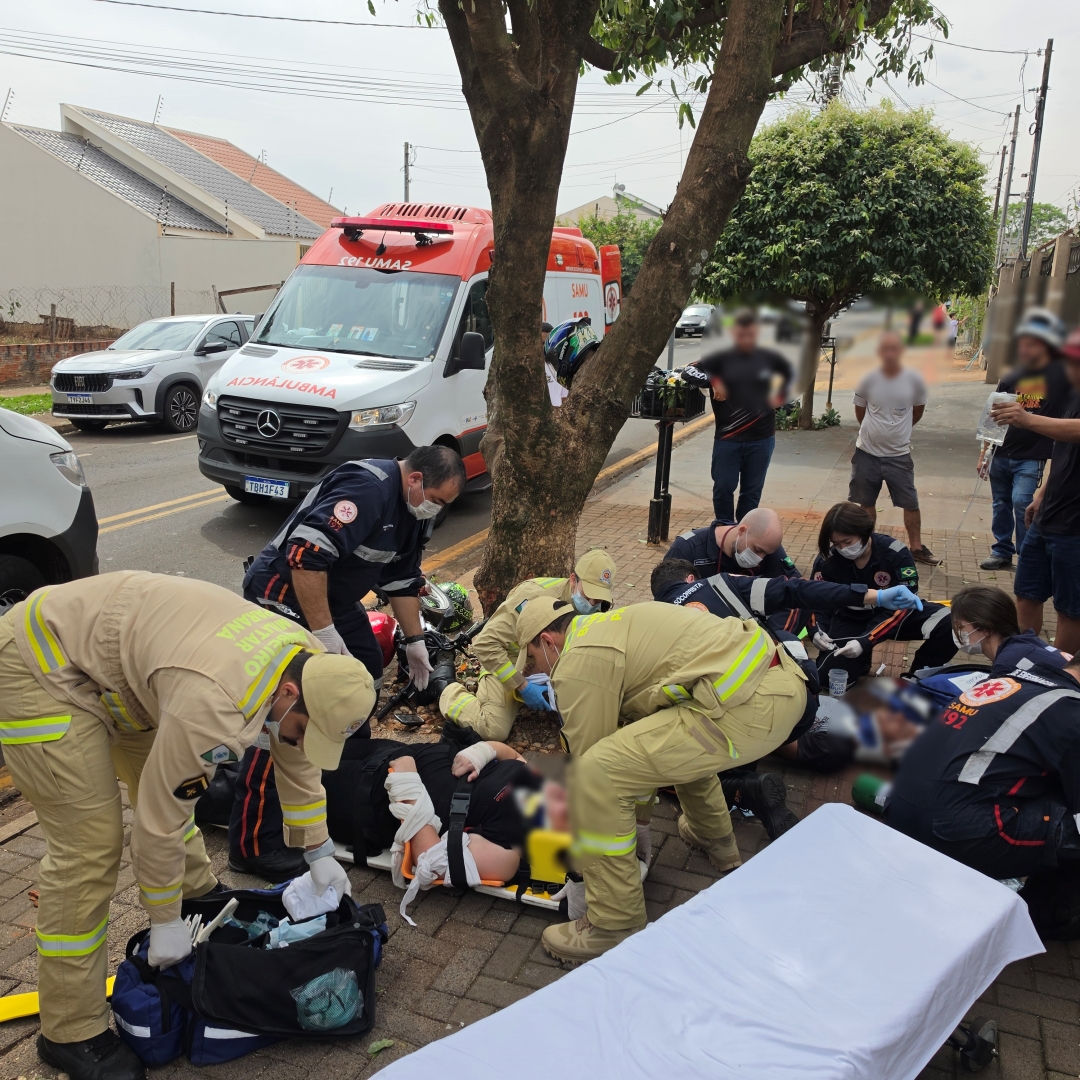 Moto bate contra árvore e deixa duas pessoas feridas; piloto sofreu fratura exposta