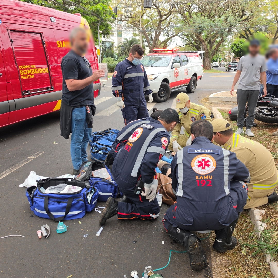 Grave acidente entre moto e Troller deixa motociclista intubado na Avenida São Paulo