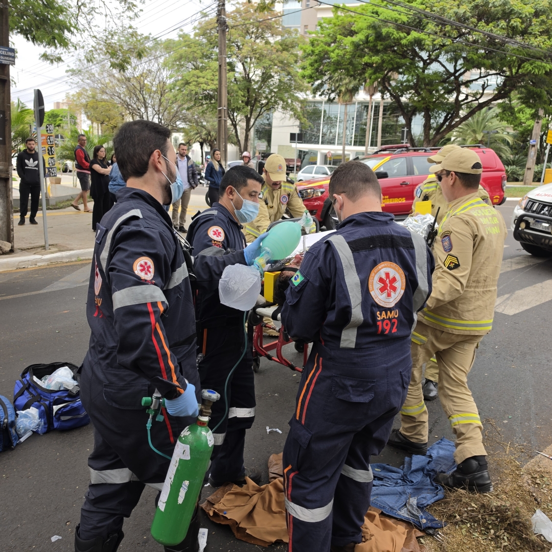 Grave acidente entre moto e Troller deixa motociclista intubado na Avenida São Paulo