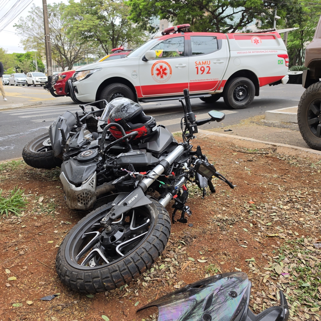 Grave acidente entre moto e Troller deixa motociclista intubado na Avenida São Paulo