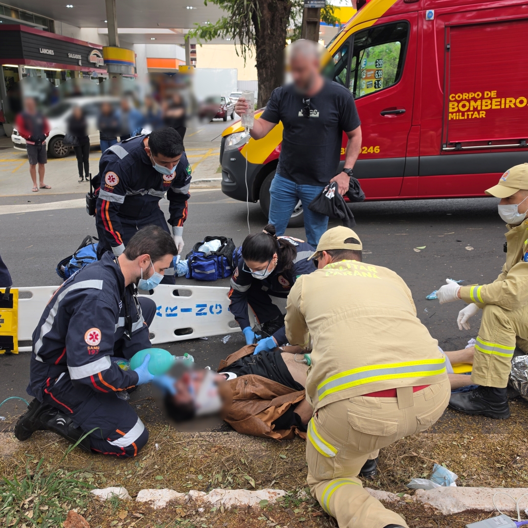 Grave acidente entre moto e Troller deixa motociclista intubado na Avenida São Paulo