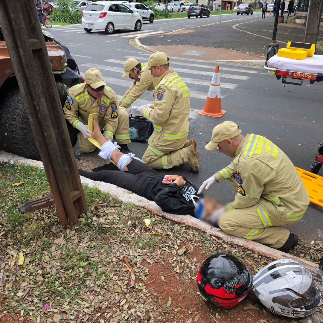 Grave acidente entre moto e Troller deixa motociclista intubado na Avenida São Paulo