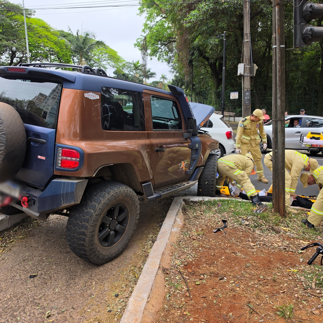 Grave acidente entre moto e Troller deixa motociclista intubado na Avenida São Paulo