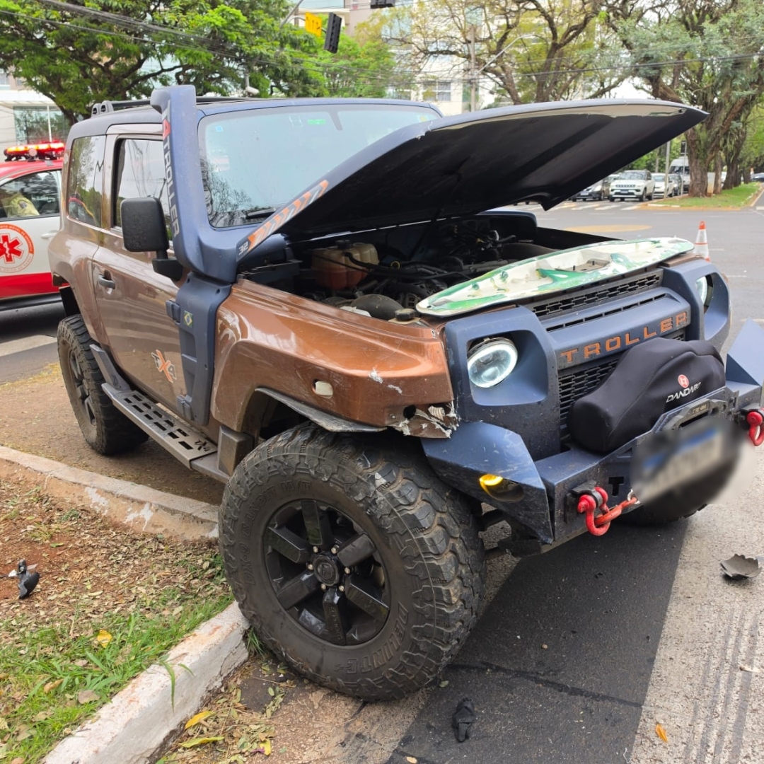 Grave acidente entre moto e Troller deixa motociclista intubado na Avenida São Paulo