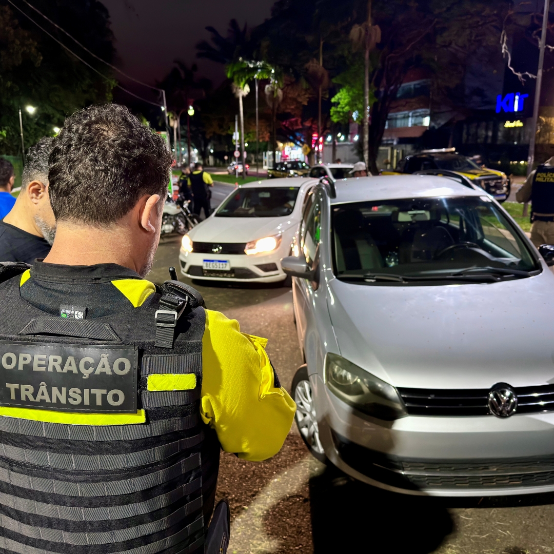 Operação contra irregularidades no trânsito termina com arma apreendida e procurado preso em Maringá