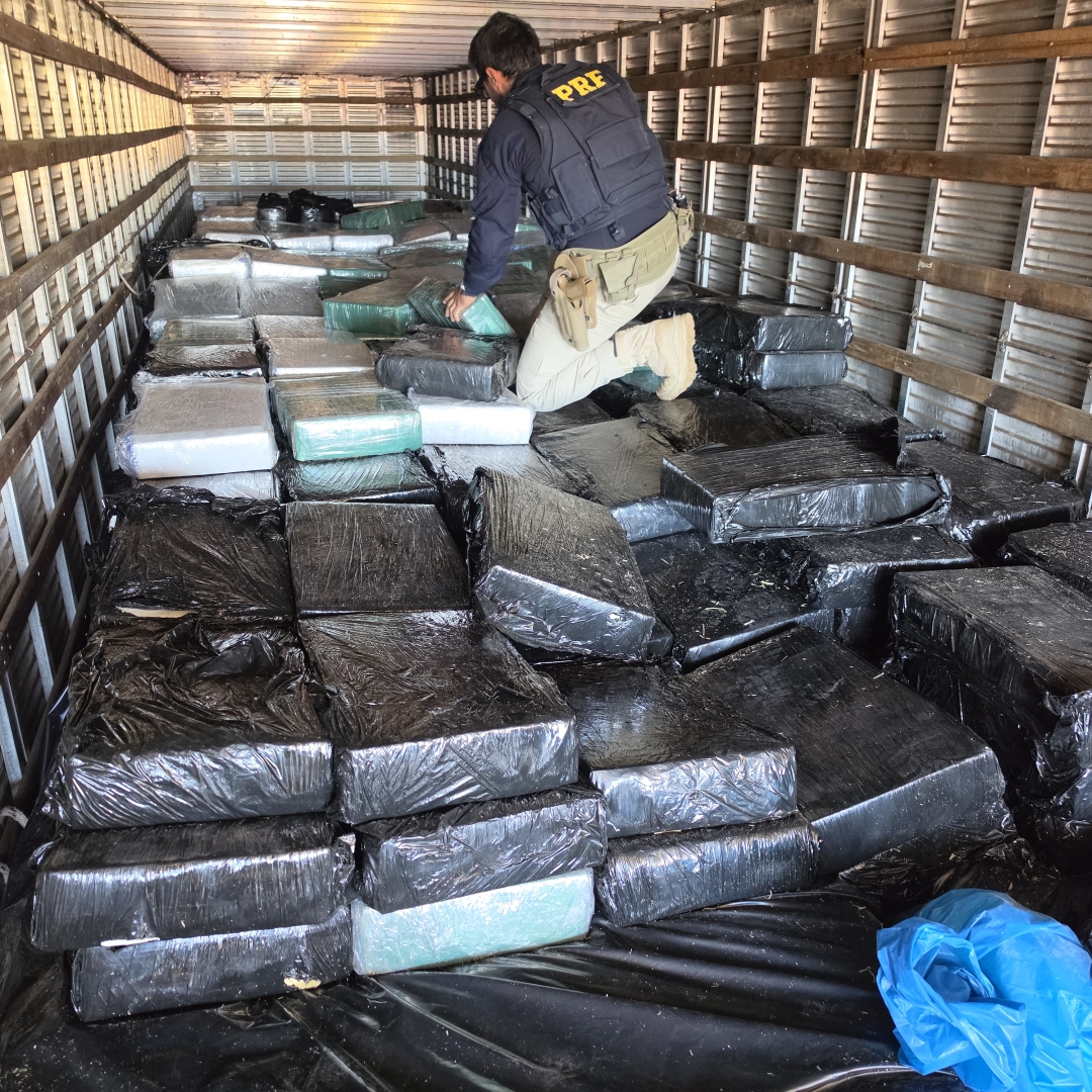 Mais de 4 toneladas: PRF encontra carregamento gigante de maconha em carreta abordada em Maringá