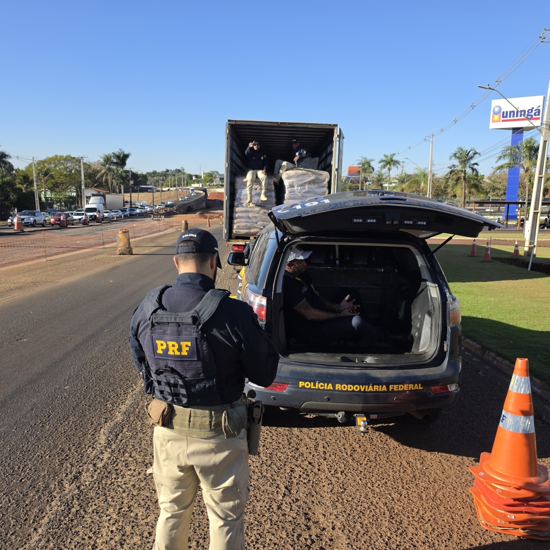 Mais de 4 toneladas: PRF encontra carregamento gigante de maconha em carreta abordada em Maringá