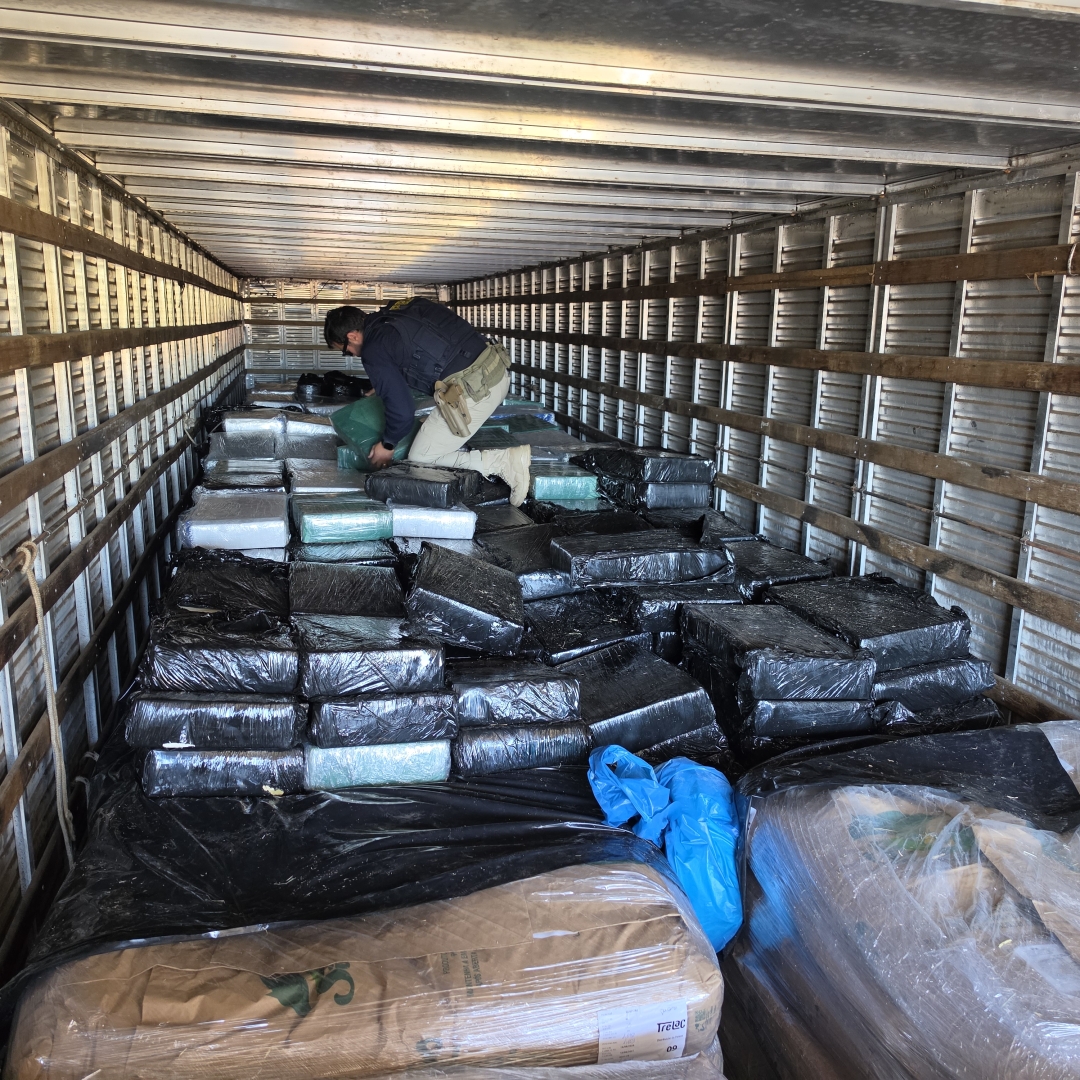 Mais de 4 toneladas: PRF encontra carregamento gigante de maconha em carreta abordada em Maringá