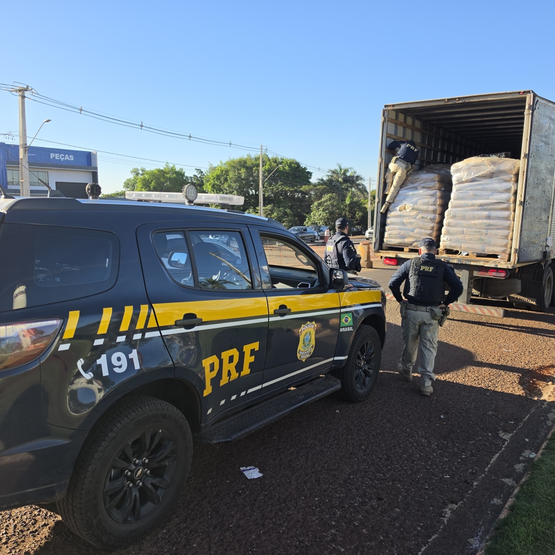 Mais de 4 toneladas: PRF encontra carregamento gigante de maconha em carreta abordada em Maringá