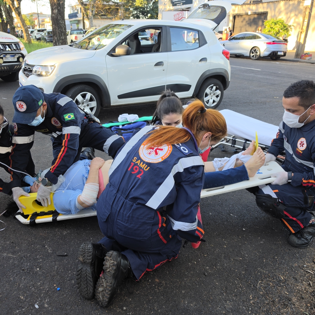 A caminho de igreja, mulher é atropelada por carro e fica ferida em Maringá