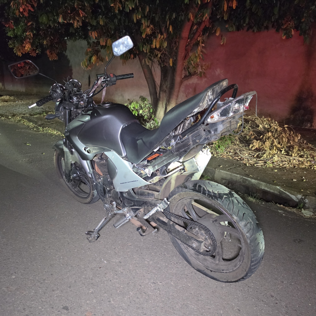 Motoboy sofre parada cardíaca após acidente na Vila Bosque; carro arrastou moto por mais de 70 metros