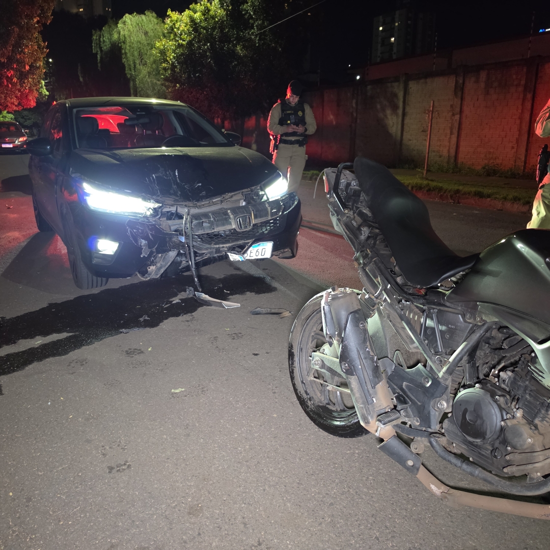 Motoboy sofre parada cardíaca após acidente na Vila Bosque; carro arrastou moto por mais de 70 metros