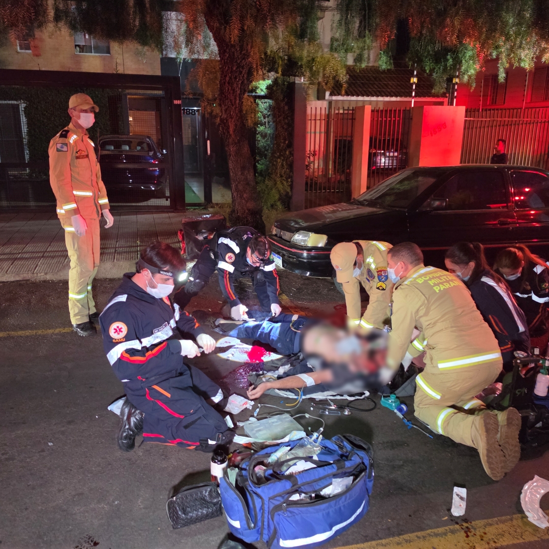 Motoboy sofre parada cardíaca após acidente na Vila Bosque; carro arrastou moto por mais de 70 metros