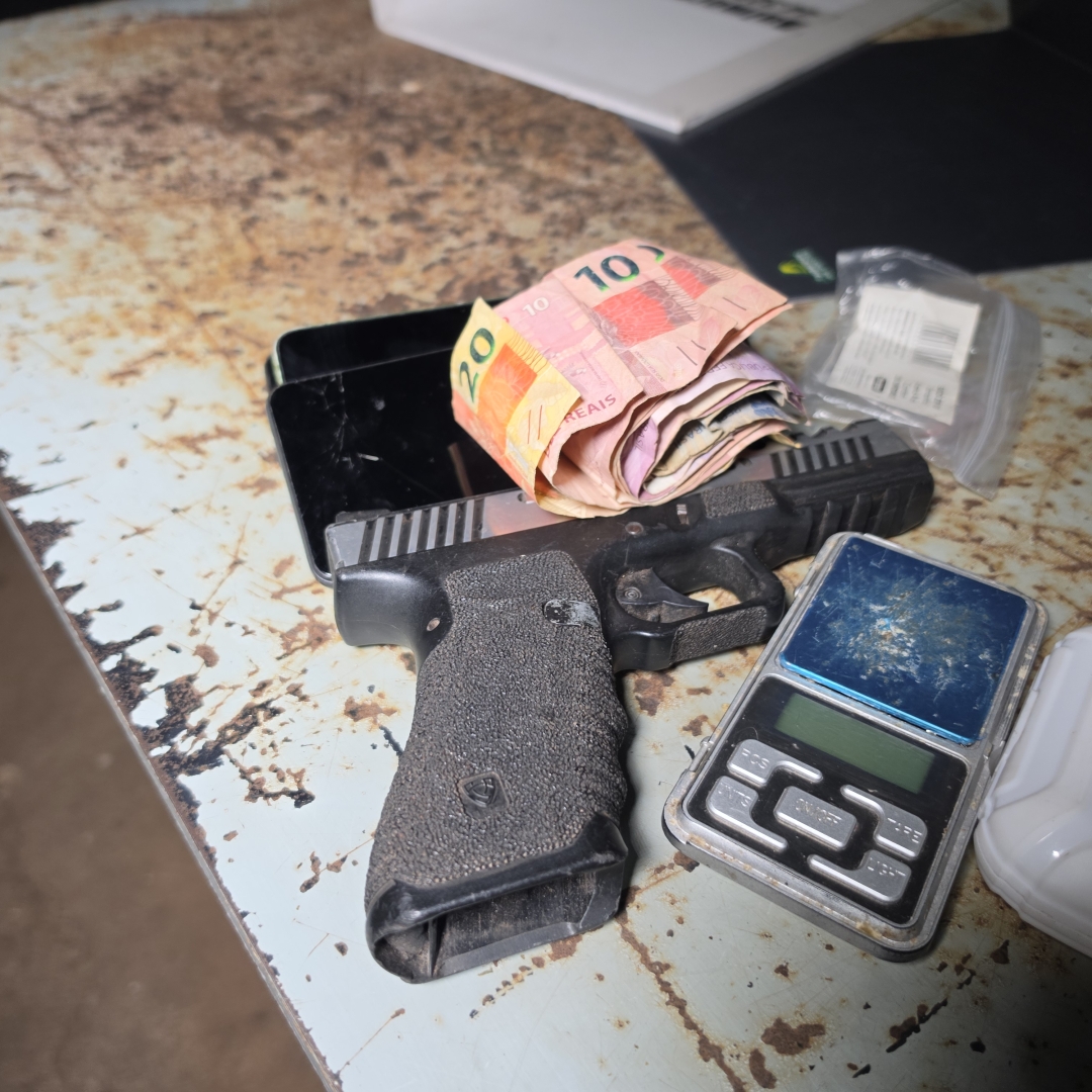 PM apreende simulacro de pistola e drogas durante abordagem em Maringá