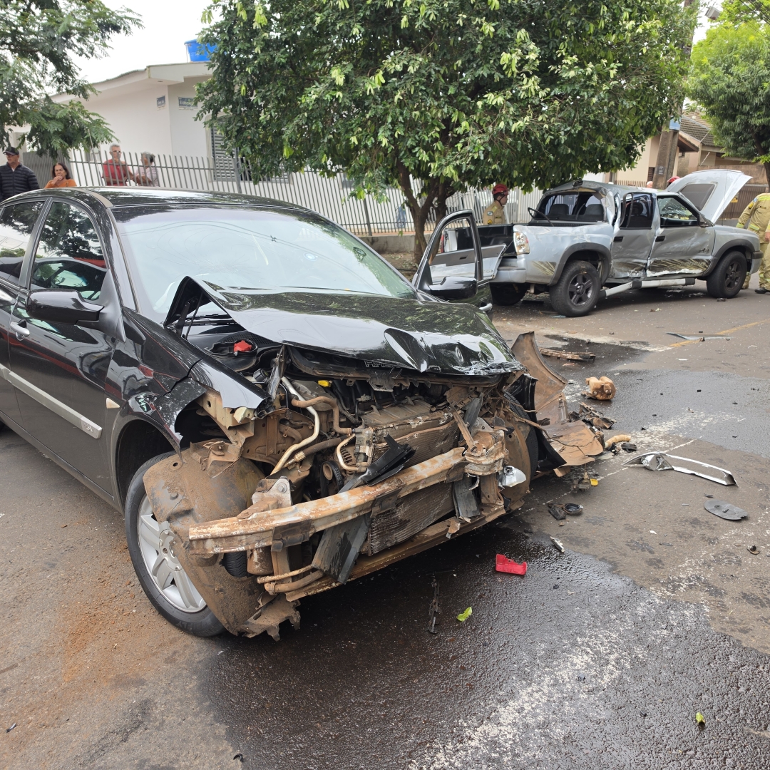 Caminhonete capota após carro cruzar preferencial no Parque Avenida
