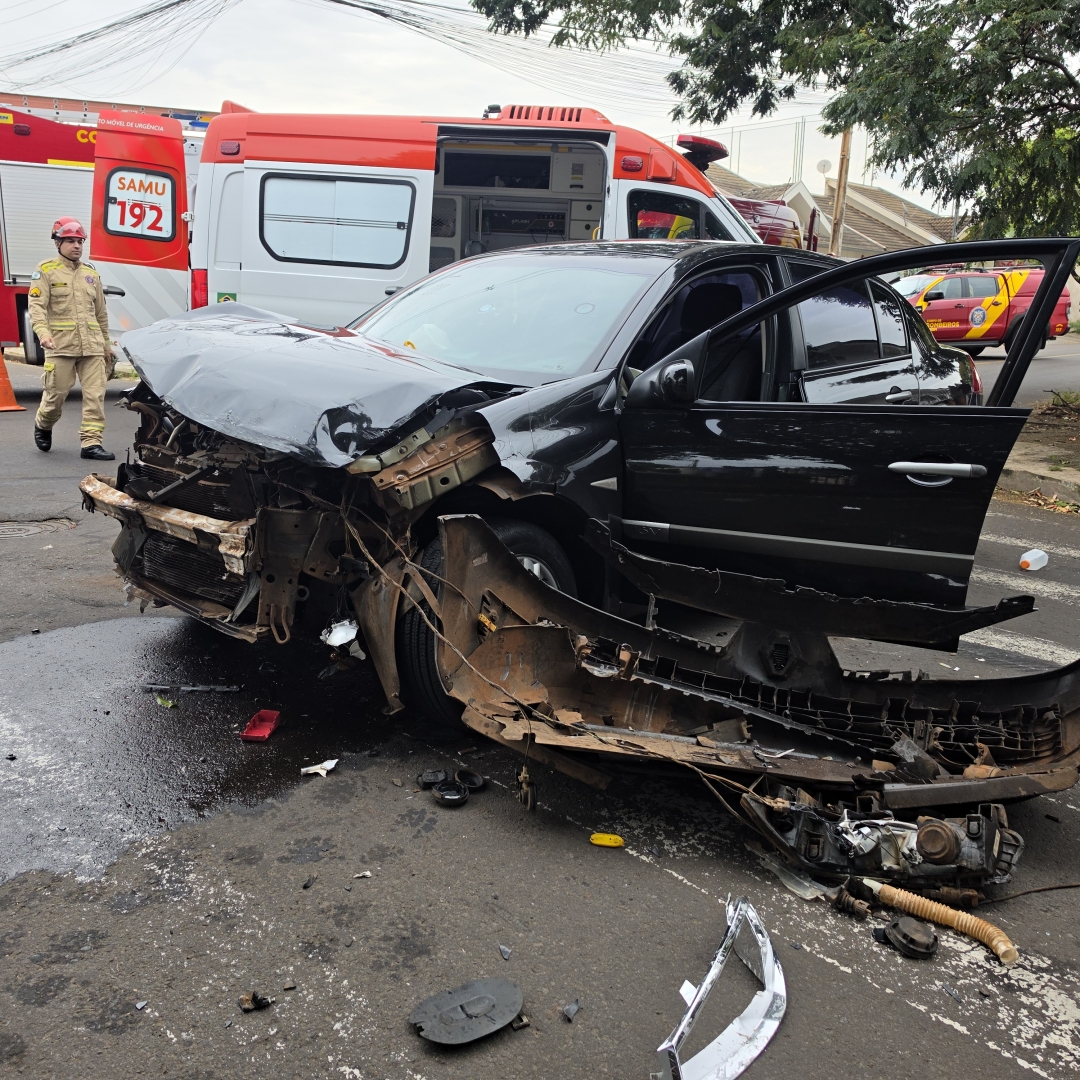 Caminhonete capota após carro cruzar preferencial no Parque Avenida