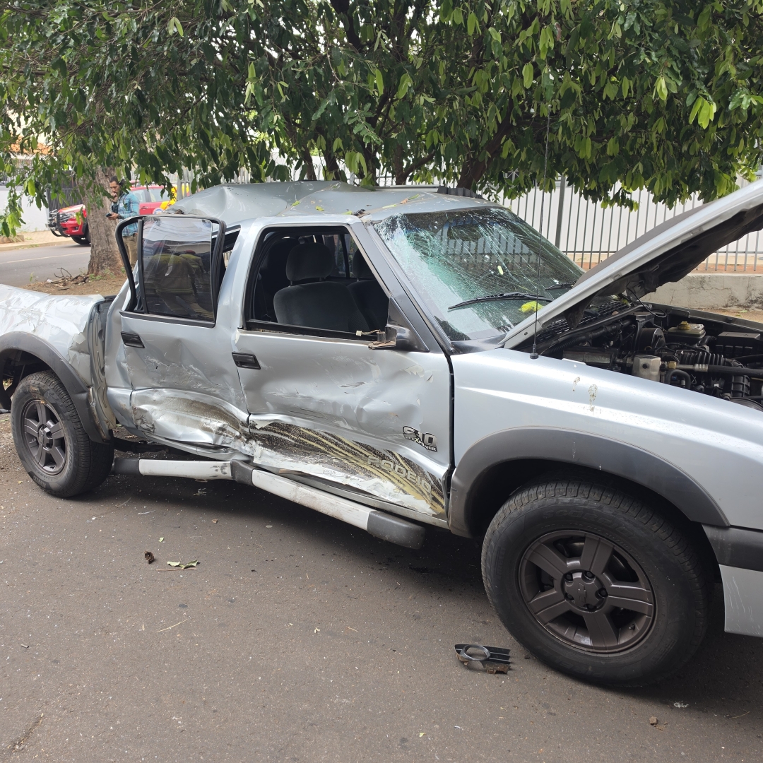 Caminhonete capota após carro cruzar preferencial no Parque Avenida