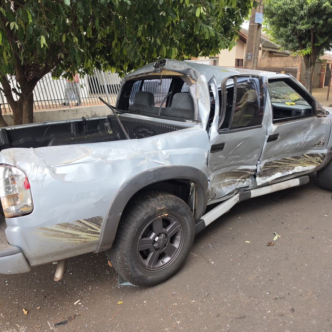 Caminhonete capota após carro cruzar preferencial no Parque Avenida