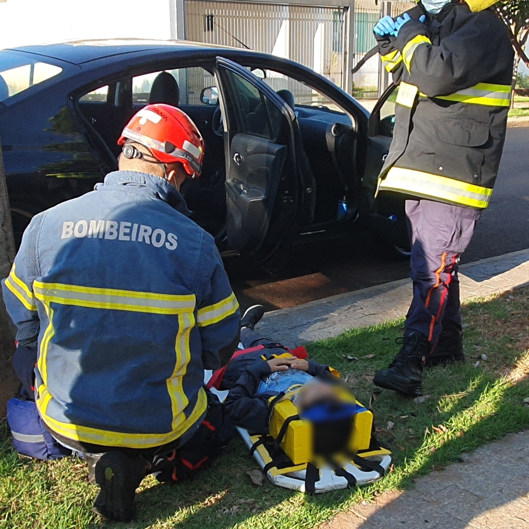 Batida violenta destrói dois carros e deixa mulher e criança feridas em Maringá