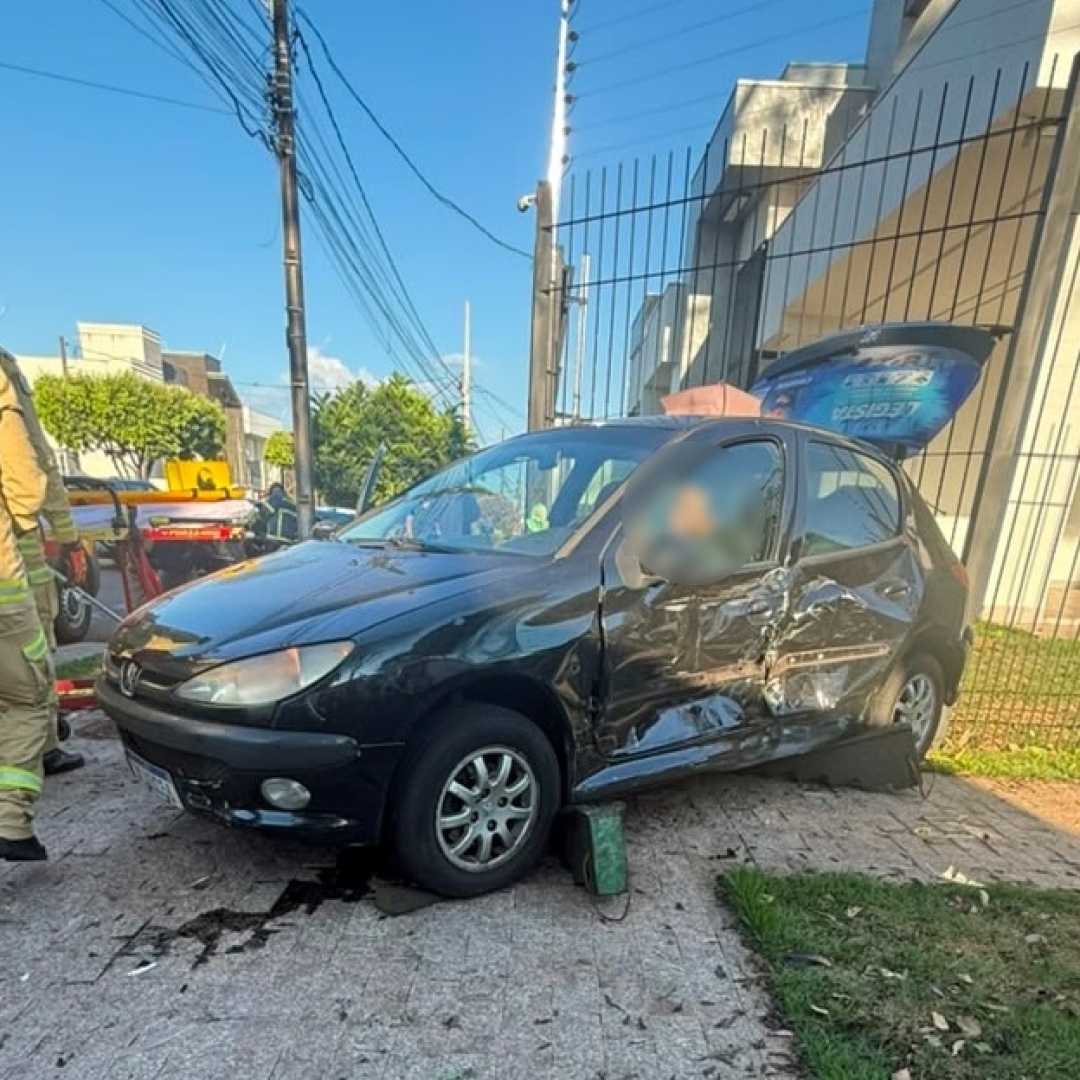 Batida violenta destrói dois carros e deixa mulher e criança feridas em Maringá
