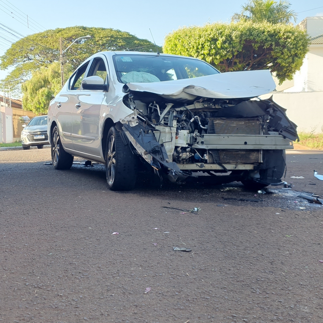 Batida violenta destrói dois carros e deixa mulher e criança feridas em Maringá
