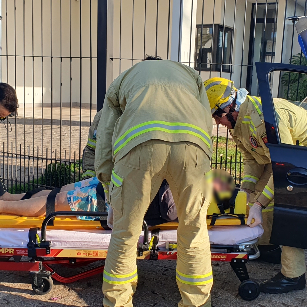 Batida violenta destrói dois carros e deixa mulher e criança feridas em Maringá