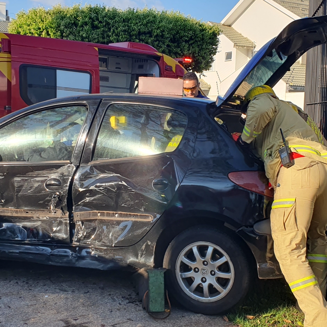 Batida violenta destrói dois carros e deixa mulher e criança feridas em Maringá
