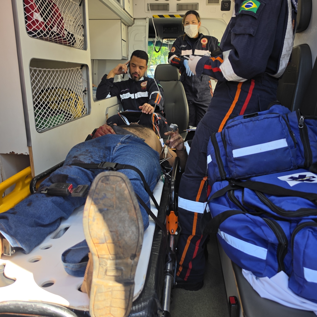 Batida entre carro e moto deixa motociclista gravemente ferido em Paiçandu