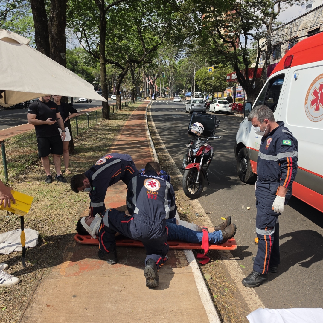 Idosa é arremessada por 10 metros após ser atropelada por moto no centro de Maringá