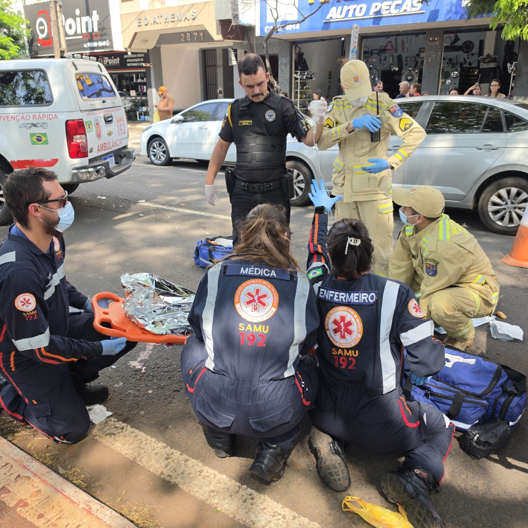Idosa é arremessada por 10 metros após ser atropelada por moto no centro de Maringá