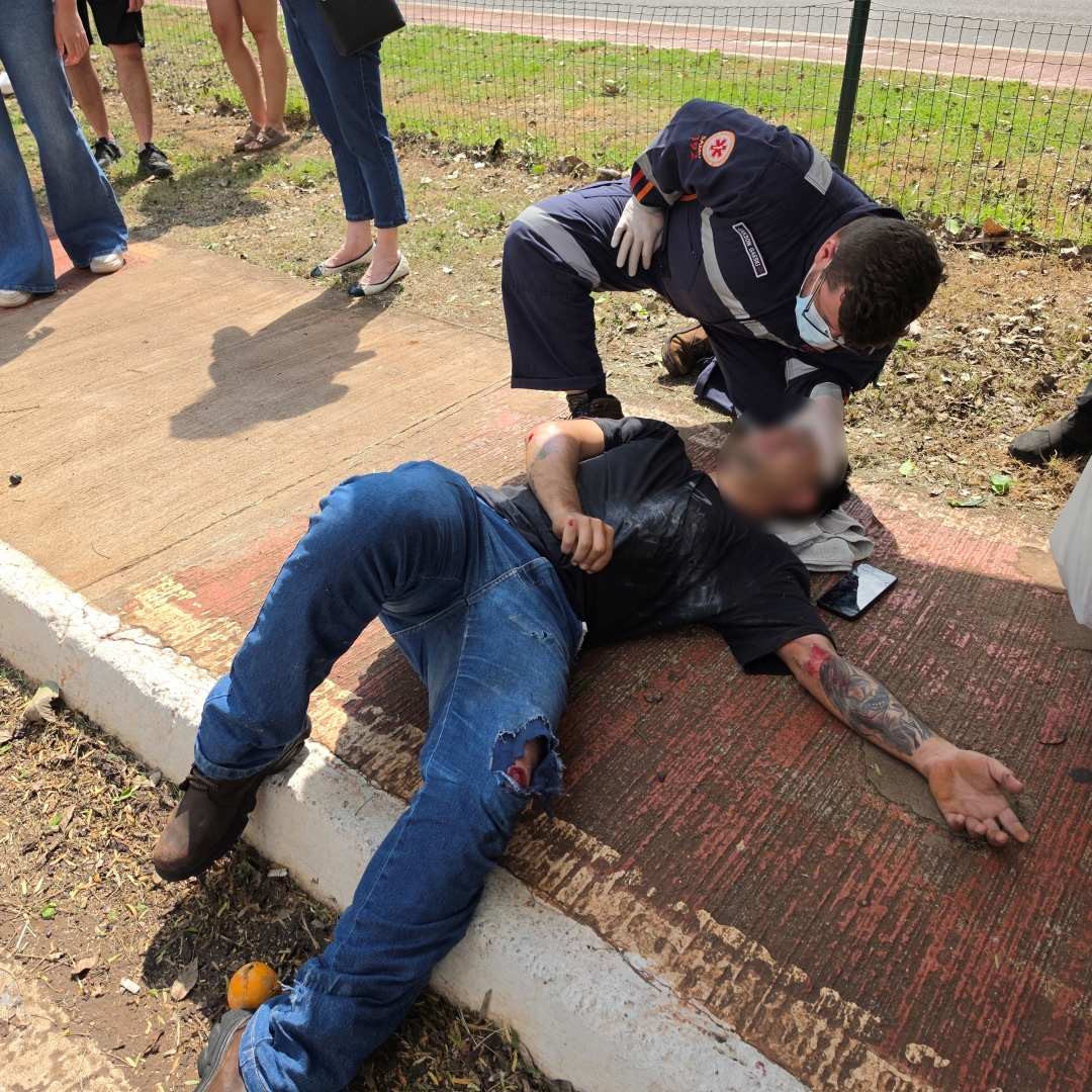 Idosa é arremessada por 10 metros após ser atropelada por moto no centro de Maringá